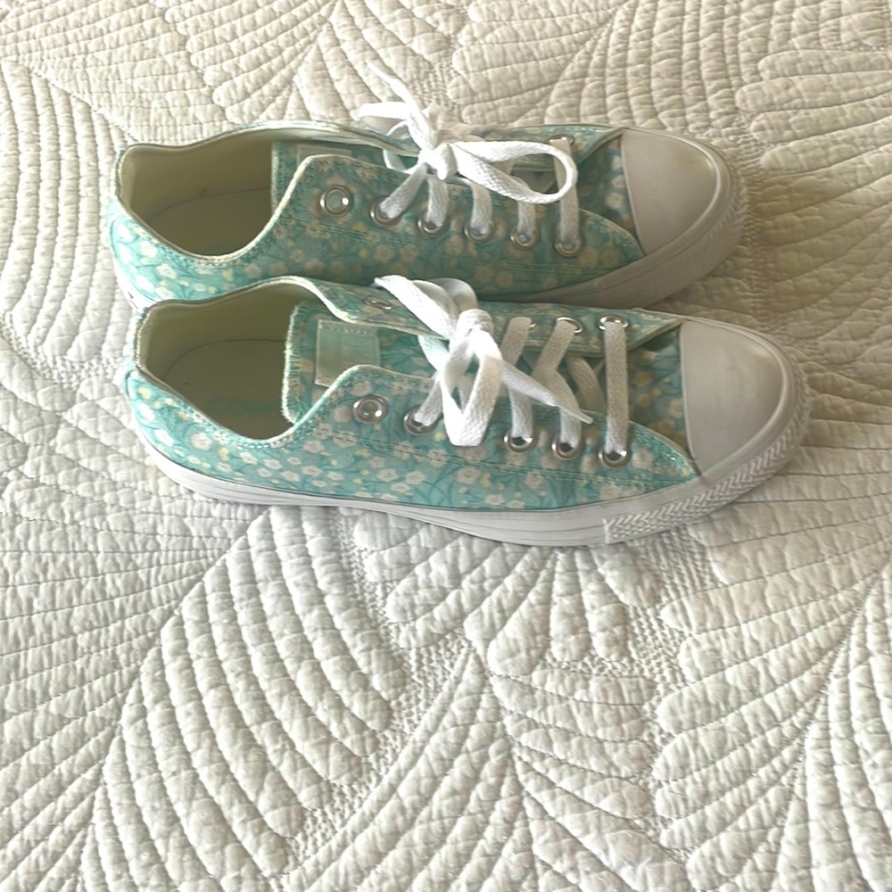 Women’s Converse Sneakers size 7